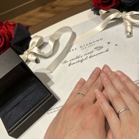 【ラザール ダイヤモンド(LAZARE DIAMOND)の口コミ】 幅広くダイヤが付いているのでどこから見てもキラキラしていて可愛いです
…