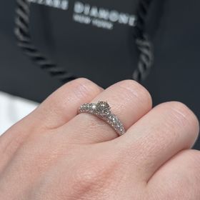 【ラザール ダイヤモンド(LAZARE DIAMOND)の口コミ】 パヴェなので華やかに見えます。また、周りのダイヤと反射し合うので、セ…