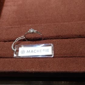 【MACHERIE(マシェリ)の口コミ】 シンプルなデザインで、
メインのダイヤが際立つようになっていると思いま…