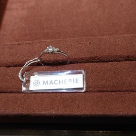 【MACHERIE(マシェリ)】の口コミ シンプルなデザインで、
メインのダイヤが際立つようになっていると思いま...