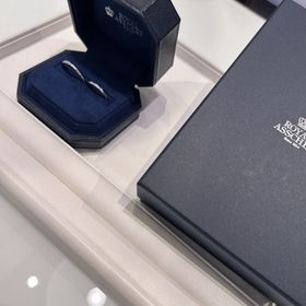 【ROYAL ASSCHER(ロイヤル・アッシャー)の口コミ】 シンプルで飽きがこない、他のブランドでは見たことがないデザインです

…