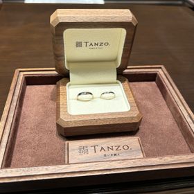【TANZO.(鍛造指輪)の口コミ】 深すぎず浅過ぎないV字のデザインとなっていて、指がキレイに見える。色も…
