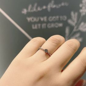 【Galopine & Galopin(ガロピーネガロパン)の口コミ】 婚約指輪は彼と一緒に見に行きました。
結婚指輪と重ね付けをしたかったの…