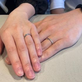 【atelier CraM(アトリエ クラム)の口コミ】 指輪のデザインとして、クラッシュの加工がポイントになっています。
男性…