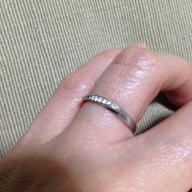 【4℃ BRIDAL(ヨンドシーブライダル)の口コミ】 デザインに飽きることなく、どんなシーンにも付けていける形が良い。と、…