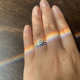 【アイプリモ(I-PRIMO)の口コミ】 婚約指輪はキラキラしてるものが憧れでした。よくあるシンプルなものでは…