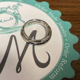 【ケイウノ ブライダル(K.UNO BRIDAL)の口コミ】 シンプルですが、セミオーダーでダイヤを３つ溜めたので手元で輝いていま…