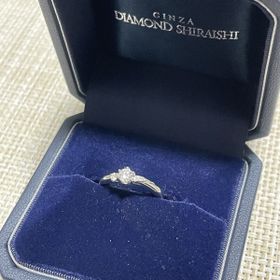 【銀座ダイヤモンドシライシの口コミ】 中央ダイヤモンドの左右に小さいダイヤモンドがアシンメトリーで流線状に…