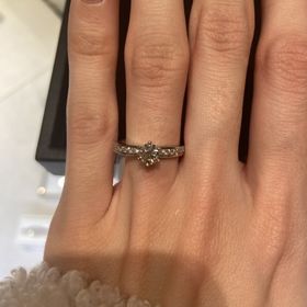 【ティファニー(Tiffany & Co.)の口コミ】 王道で憧れのブランドの、王道デザインの指輪です。ティファニーの婚約指…