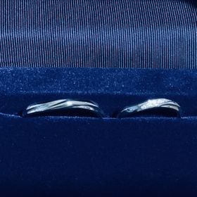 【銀座ダイヤモンドシライシの口コミ】 デザインもシンプルで品が良く、つけると華奢で長く見える。
長く飽きのこ…