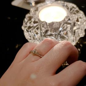 【アイプリモ(I-PRIMO)の口コミ】 シンプルでいてウェーブもあり、また真ん中のダイヤの横に小さなダイヤも…