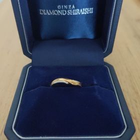 【銀座ダイヤモンドシライシの口コミ】 私の肌の色がイエロー寄りなので、肌に馴染みやすいピンクゴールドとプラ…