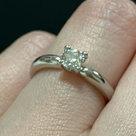 【ラザール ダイヤモンド(LAZARE DIAMOND)の口コミ】 丸みがある大きめの爪が可愛く、ダイヤモンドの輝きも惹き立つデザインで…