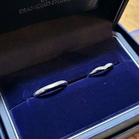 【銀座ダイヤモンドシライシの口コミ】 指が綺麗に見えるV字デザインです。婚約指輪(タイムレスラブ)とセットリン…