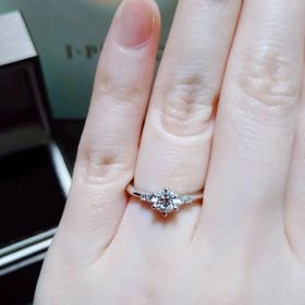 【アイプリモ(I-PRIMO)の口コミ】 ストレートでセンターダイヤモンドのサイドにメレダイヤモンドが付いてい…