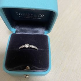 【ティファニー(Tiffany & Co.)の口コミ】 中央だけではなくサイドにも小さなダイヤモンドが並べられています。明る…