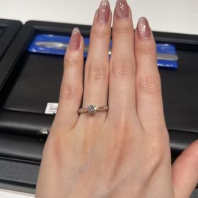 【ラザール ダイヤモンド(LAZARE DIAMOND)の口コミ】 シンプルで高級感と重厚感のあるリングを求めていました。横からの見え方…