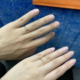 【ケイウノ ブライダル(K.UNO BRIDAL)の口コミ】 デザイン:平甲丸18Kのストレート、石無し
サイズ:男性用:幅3mm、女性用:幅…