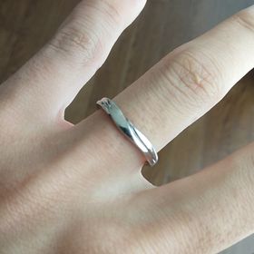 【銀座ダイヤモンドシライシの口コミ】 同じデザインで色違いができる指輪にしました。私はプラチナ、妻はピンク…