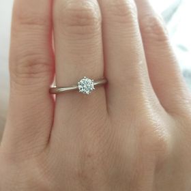 【銀座ダイヤモンドシライシの口コミ】 妻が気に入ってくれるデザインで選びました。それほど大きいダイヤモンド…