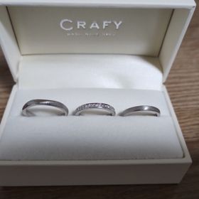【CRAFY(クラフィ)の口コミ】 結婚指輪は全体をザラザラの質感にし、真ん中にツルツルとした質感のひね…