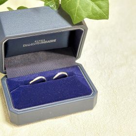 【銀座ダイヤモンドシライシの口コミ】 シンプルでこれから先ずっとつけていくのに飽きない。ウェーブ型で水かき…