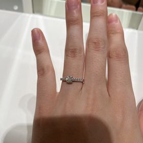 【MIKIMOTO(ミキモト)の口コミ】 ロマンスのデザインで探していましたが、ミキモトは丸みを帯びたフレーム…