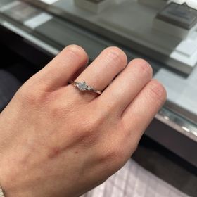 【アイプリモ(I-PRIMO)の口コミ】 色々ブランドを見ましたが、決め手はこの指輪のデザインです。ウェーブの…