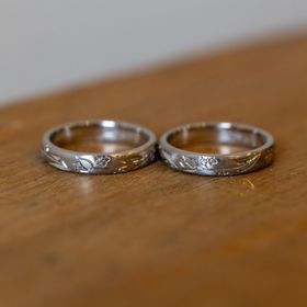 【ジュエリー工房 YAMAMOTOの口コミ】 彫刻で全周希望のお花を描いていただけたので大満足です。

宝石を入れな…