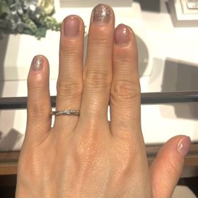 【銀座ダイヤモンドシライシの口コミ】 スタッフの方に勧められて着用しました。細めのダイヤのラインがかわいい…