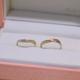 【ケイウノ ブライダル(K.UNO BRIDAL)の口コミ】 ラプンツェルの金色の髪の毛をイメージしたイエローゴールドの指輪です。…