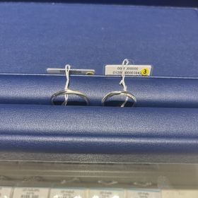 【銀座ダイヤモンドシライシの口コミ】 指輪にねじりのようなデザインがあり、ダイヤのつきかたにも左右で違いが…