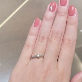 【ティファニー(Tiffany & Co.)の口コミ】 左右にメレダイヤが入っているデザインを探していました。他のブランドで…