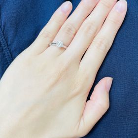 【リューツウの口コミ】 結婚指輪との重ね付けを想定し、シンプルなソリテールで6本爪のデザインに…