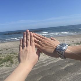 【GALA JEWELRY(ガラジュエリー)の口コミ】 指輪がVの字になっているので、指がスラッと見えます。
また、石が入って…