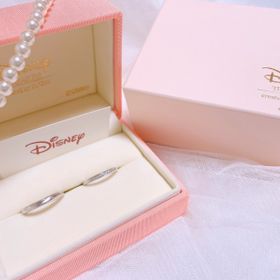 【ケイウノ ブライダル(K.UNO BRIDAL)の口コミ】 シンプルなデザインなため長く使えそうな指輪です。ディズニーが公式で販…
