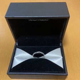 【エクセルコダイヤモンド(EXELCO DIAMOND)の口コミ】 ダイヤが何粒もあるだけではなく、ダイヤの周りに繊細な彫りがあることで…