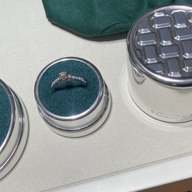 【ブシュロン(BOUCHERON)の口コミ】 デザインがとても素敵で、真ん中の大きなダイヤと、リング部分にもダイヤ…