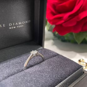 【ラザール ダイヤモンド(LAZARE DIAMOND)の口コミ】 流行り廃りのない「THE 婚約指輪」というスタンダードなデザインながら、…