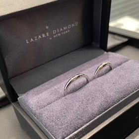 【ラザール ダイヤモンド(LAZARE DIAMOND)の口コミ】 Vとストレートを合わせたようなデザインが個性的。ダイヤがVラインを描い…