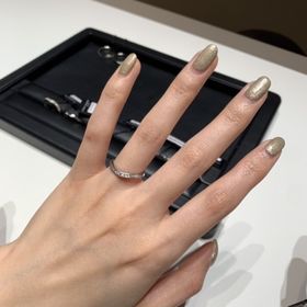 【ラザール ダイヤモンド(LAZARE DIAMOND)の口コミ】 ラインメレが入っていて、とても綺麗なデザインです。
きらめきがとても強…