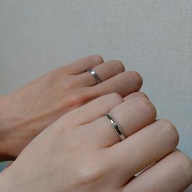 【エクセルコダイヤモンド(EXELCO DIAMOND)の口コミ】 素材はプラチナです。男性用は平打ちのヘアライン加工が入ったもので、女…