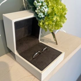 【Foulason(フレゾン)の口コミ】 シンプルかつVのデザインでデザイン性もあって綺麗です。ダイヤモンドが綺…