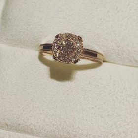 【LUCIE(ルシエ)の口コミ】 ピンクゴールドの、アンティークチックなデザインがとても印象的でした。
…