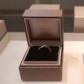 【アイプリモ(I-PRIMO)の口コミ】 ゴージャズとシンプルを兼ね備えたリング。アシンメトリーで、見る方向、…