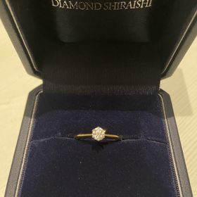 【銀座ダイヤモンドシライシの口コミ】 プラチナではなく、ゴールドのものが欲しかったので、一目見てこちらに決…