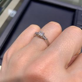 【VEIL(ヴェール)】の口コミ プラチナもかわいくて大好きですが、指輪のデザインはゴールドも好みです。...