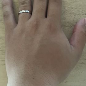 【ジュエリーソネットの口コミ】 指輪のデザインはシルバーでシンプルなものになっている。サイズは1番細身…