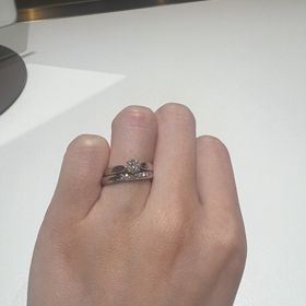 【ラザール ダイヤモンド(LAZARE DIAMOND)の口コミ】 この指輪は丸みがあって着け心地が本当に良くて気に入りました。また派手…