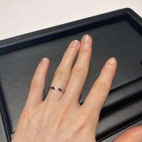 【ラザール ダイヤモンド(LAZARE DIAMOND)の口コミ】 ストレート型でありながら、斜めの面が入っていることでシンプルすぎない…